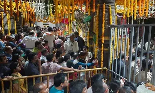 AP : సింహాద్రి అప్పన్న ఆలయానికి పోటెత్తిన భక్తులు