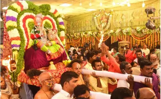 నలుమూలల నుంచి యాదాద్రికి భక్తులు నలుమూలల నుంచి యాదాద్రికి భక్తులు
