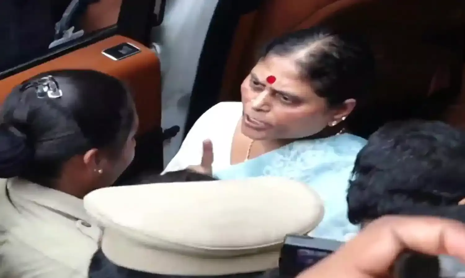 పోలీసులపై విరుచుకుపడ్డ విజయమ్మ పోలీసులపై విరుచుకుపడ్డ విజయమ్మ