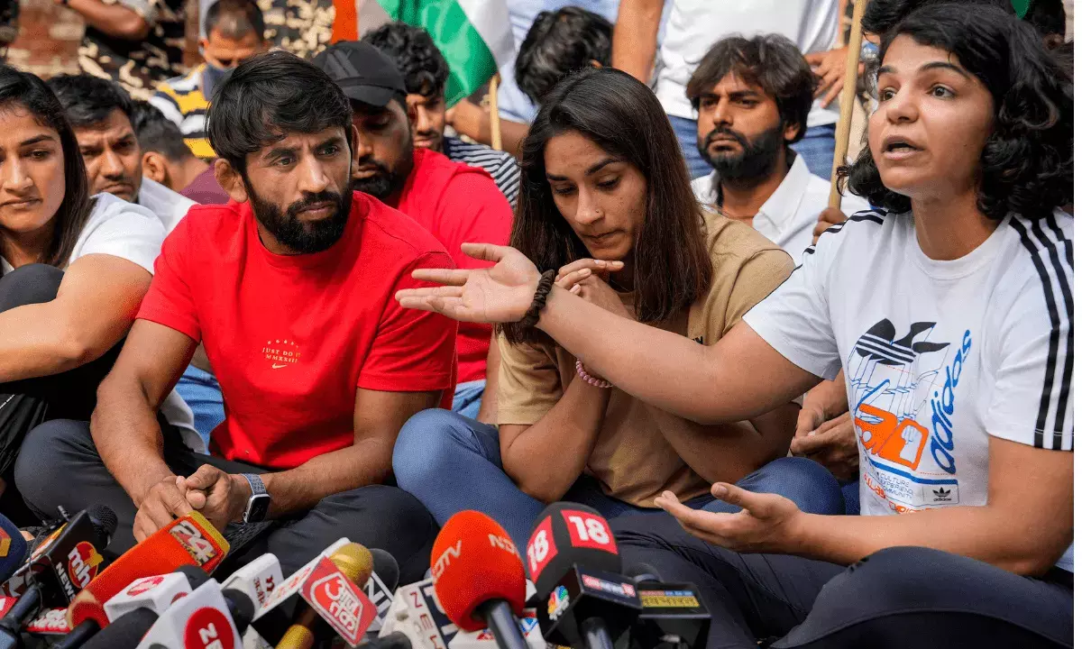 Wrestlers Protest: కేసులో పురోగతి నిల్; మళ్లీ ధర్నా చేపట్టిన రెజ్లర్లు Wrestlers Protest: కేసులో పురోగతి నిల్; మళ్లీ ధర్నా చేపట్టిన రెజ్లర్లు