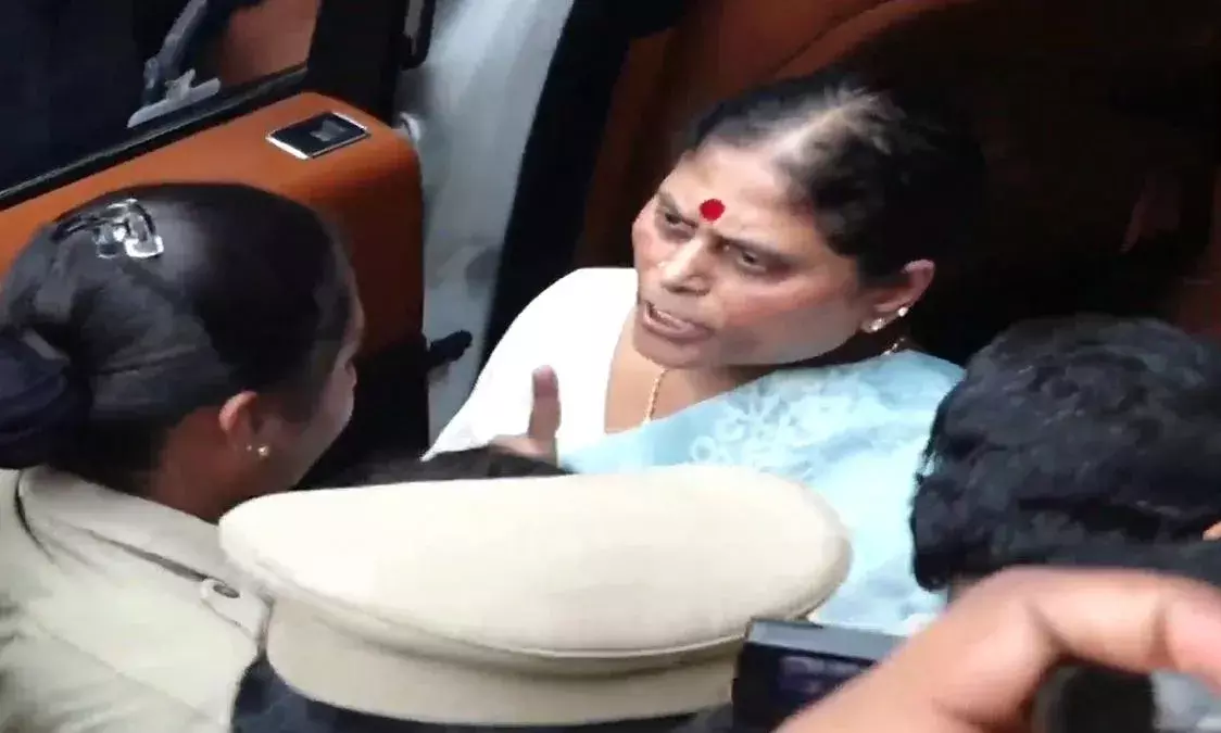 పోలీసులపై విరుచుకుపడ్డ విజయమ్మ పోలీసులపై విరుచుకుపడ్డ విజయమ్మ