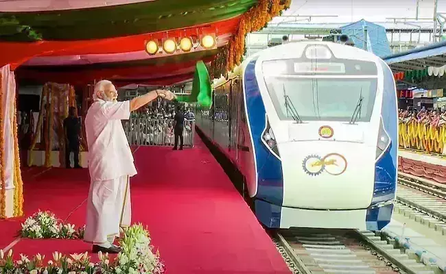 కేరళలో తొలి వందే భారత్..పచ్చజెండా ఊపిన ప్రధాని కేరళలో తొలి వందే భారత్..పచ్చజెండా ఊపిన ప్రధాని
