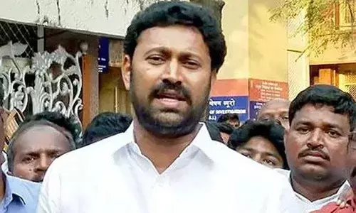 ఇడుపులపాయకు ఎంపీ అవినాష్‌ పయనం