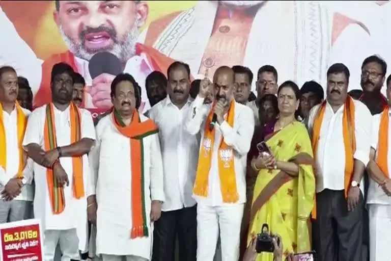పరీక్షలు సక్రమంగా నిర్వహించలేని ప్రభుత్వం ఎందుకు: బండి సంజయ్ పరీక్షలు సక్రమంగా నిర్వహించలేని ప్రభుత్వం ఎందుకు: బండి సంజయ్