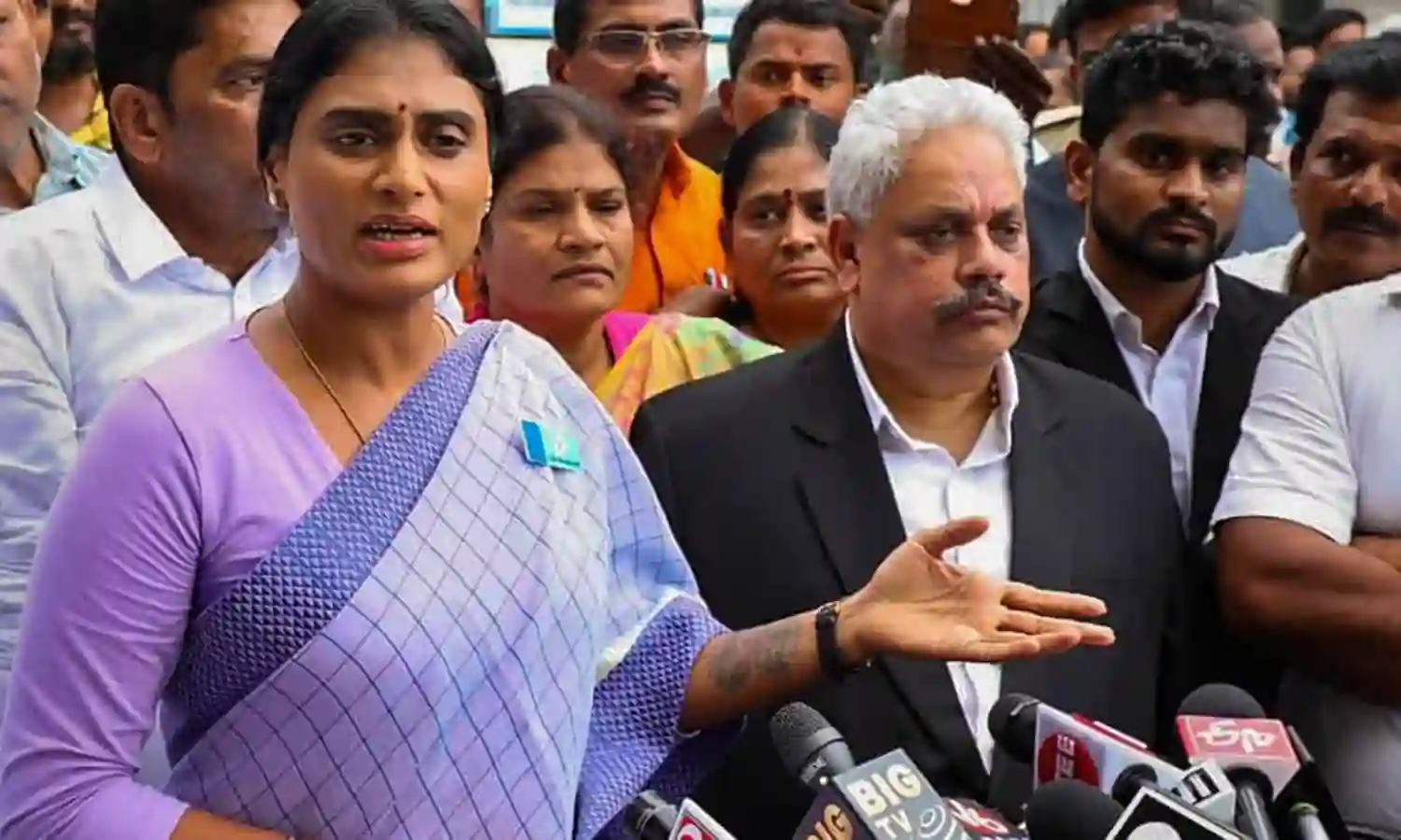 కక్షగట్టి అరెస్ట్ చేశారు.. సహనం నశించే పోలీసులను తోసేశా: షర్మిల కక్షగట్టి అరెస్ట్ చేశారు.. సహనం నశించే పోలీసులను తోసేశా: షర్మిల