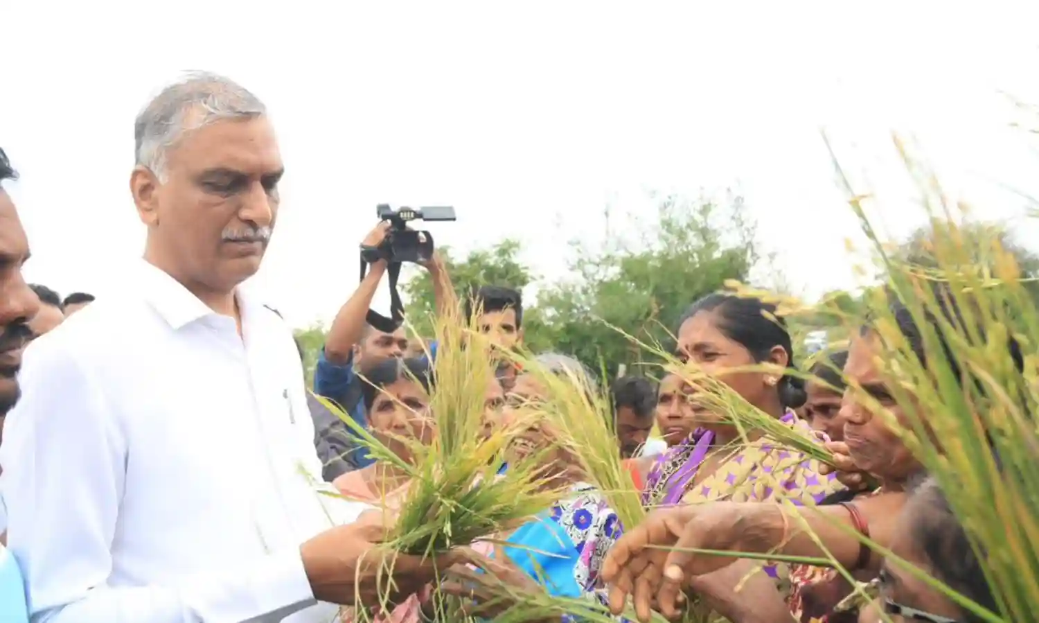 పంట నష్టపోయిన బాధితులను ఆదుకుంటాం: మంత్రి హరీష్ పంట నష్టపోయిన బాధితులను ఆదుకుంటాం: మంత్రి హరీష్