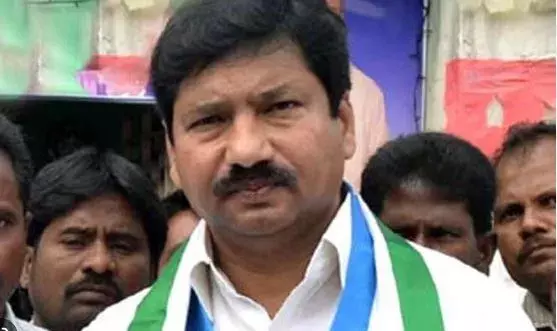 AP : డీఎస్పీని అవమానించిన మంత్రి జోగి రమేష్ AP : డీఎస్పీని అవమానించిన మంత్రి జోగి రమేష్