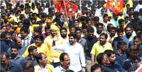 Yuvagalam : కర్నూలులో కొనసాగుతోన్న లోకేష్ ప్రభంజనం Yuvagalam : కర్నూలులో కొనసాగుతోన్న లోకేష్ ప్రభంజనం