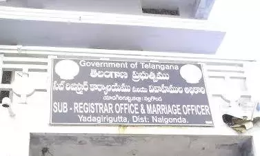 మోత్కూరు సబ్‌ రిజిస్ట్రార్ ఆఫీస్‌లో బయటపడ్డ అవకతవకలు