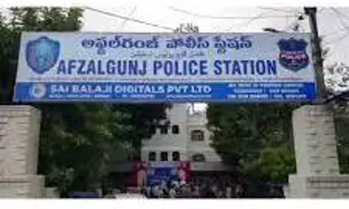 తల్లి చంతకు చేరిన చిన్నారి