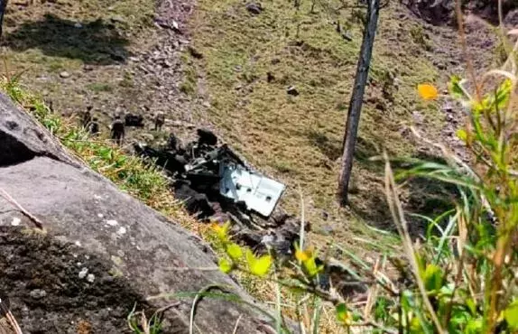 లోయలో పడ్డ ఆర్మీ అంబులెన్స్.. ఇద్దరు జవాన్లు మృతి