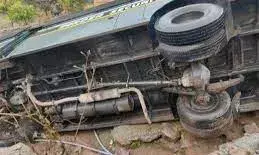 ప్రమాదవశాత్తూ లోయలో పడిన సైనిక వాహనం