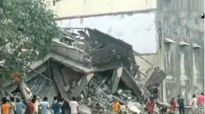 Maharashtra : కుప్పకూలిన గోడౌన్.. శిథిలాల కింద బాధితులు Maharashtra : కుప్పకూలిన గోడౌన్.. శిథిలాల కింద బాధితులు