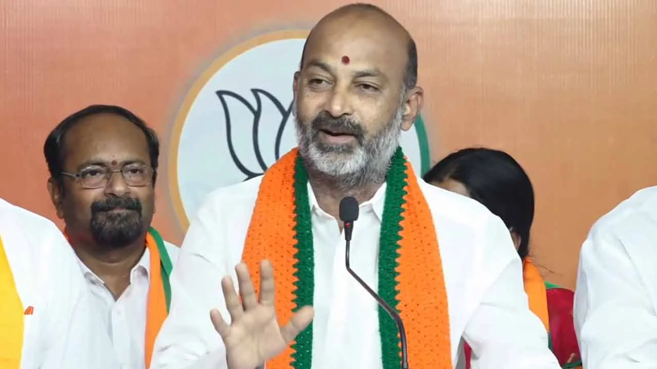 ఆర్టీసీని ప్రభుత్వం వ్యూహాత్మకంగా దివాళా తీయిస్తుంది: బండి ఆర్టీసీని ప్రభుత్వం వ్యూహాత్మకంగా దివాళా తీయిస్తుంది: బండి