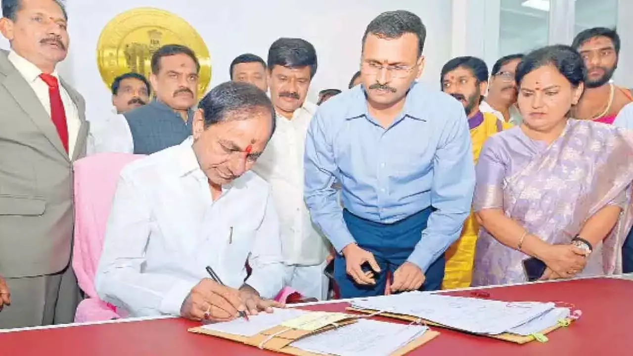 నూతన సచివాలయంలో సీఎం కేసీఆర్ తొలి సమీక్ష నూతన సచివాలయంలో సీఎం కేసీఆర్ తొలి సమీక్ష