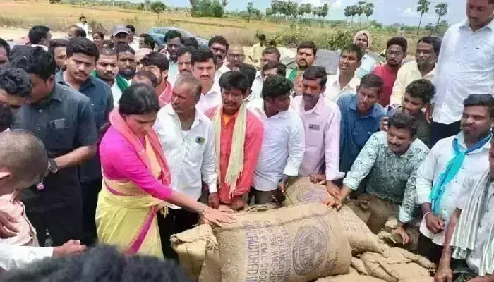 సీఎం కేసీఆర్కు రైతుల ఉసురు తగులుతుంది: షర్మిల సీఎం కేసీఆర్కు రైతుల ఉసురు తగులుతుంది: షర్మిల