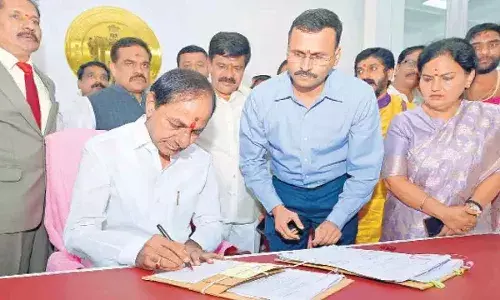 నూత‌న స‌చివాల‌యంలో సీఎం కేసీఆర్ తొలి స‌మీక్ష‌