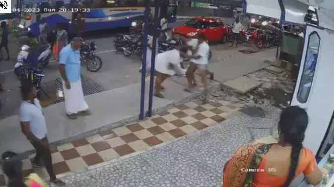 బీజేపీ కార్యకర్తల ముష్టిఘాతాలు.. పంచలూడినా కొట్టుకున్నారు బీజేపీ కార్యకర్తల ముష్టిఘాతాలు.. పంచలూడినా కొట్టుకున్నారు