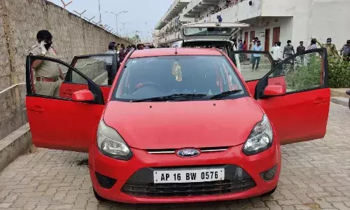 కారులో చిక్కుకుని, ఊపిరాడక చిన్నారి మృతి కారులో చిక్కుకుని, ఊపిరాడక చిన్నారి మృతి