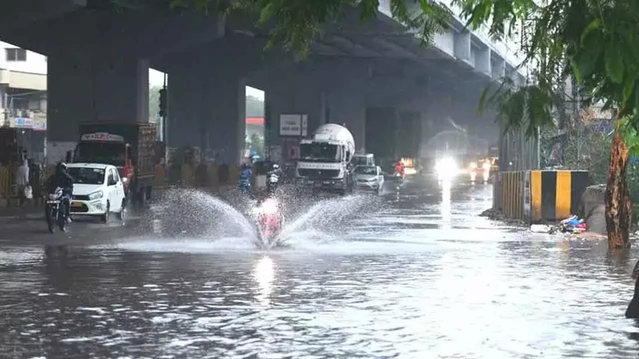 భారీ వర్షాలతో హైదరాబాద్ జలమయం భారీ వర్షాలతో హైదరాబాద్ జలమయం
