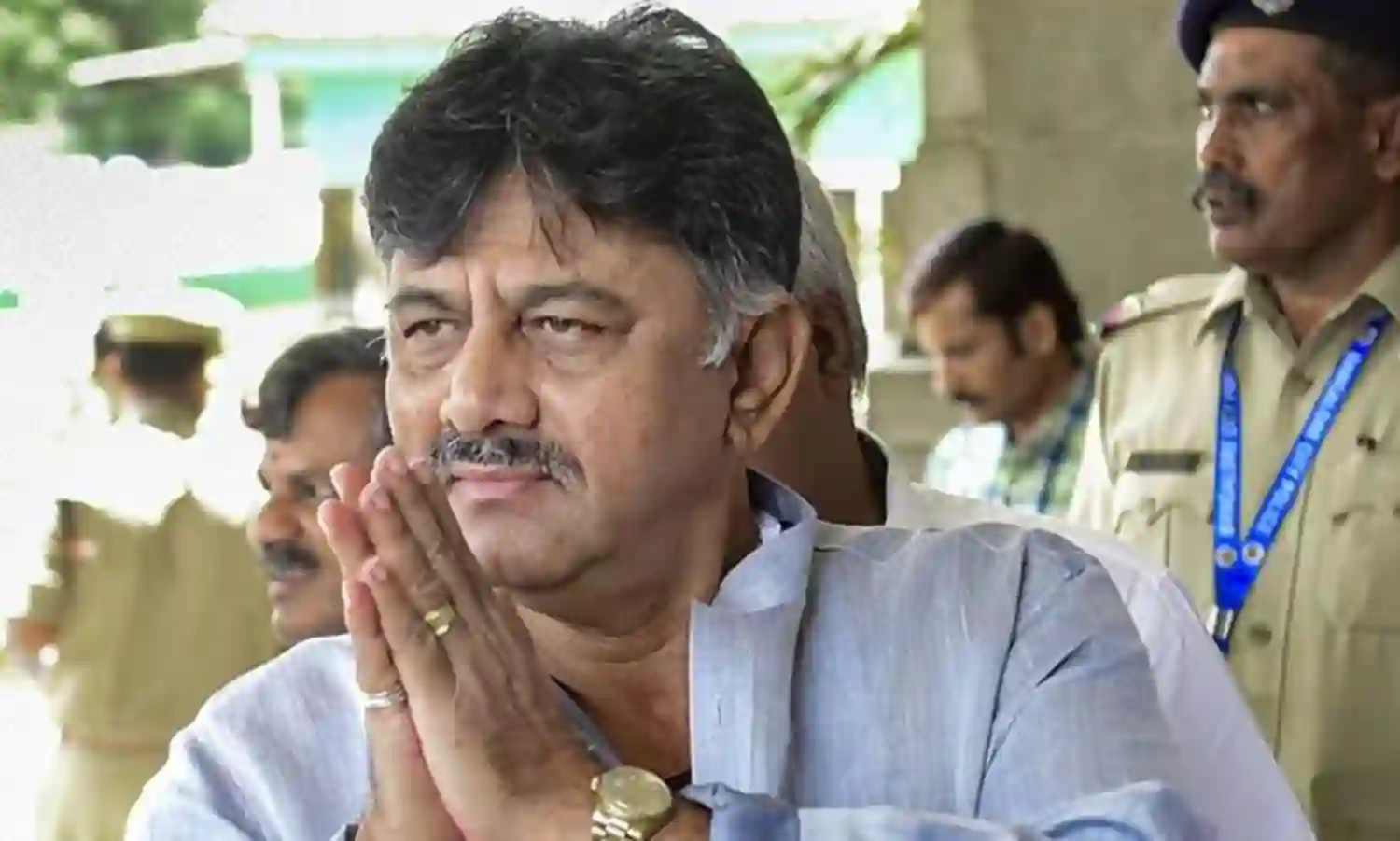 హెలీకాఫ్టర్ ను ఢీకొన్న పక్షి హెలీకాఫ్టర్ ను ఢీకొన్న పక్షి