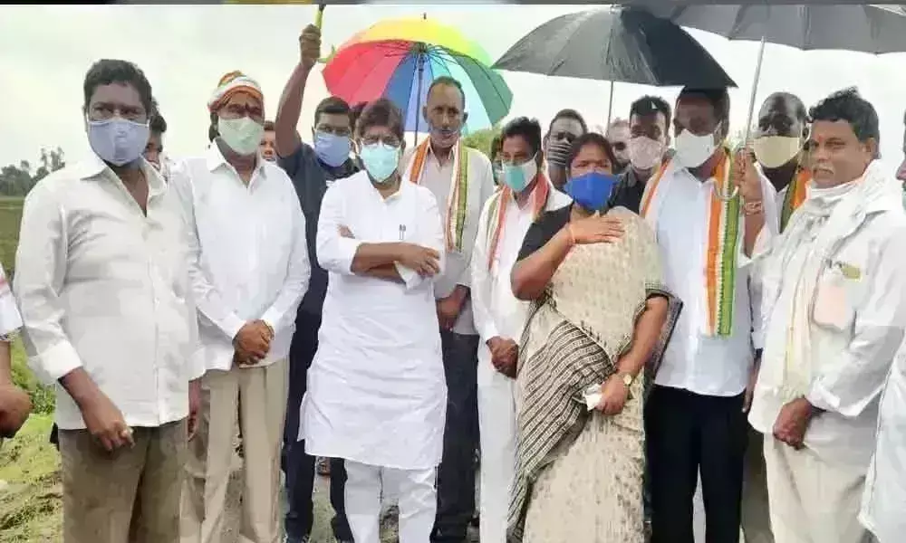 భట్టి పాదయాత్రకు సీతక్క సంఘీభావం భట్టి పాదయాత్రకు సీతక్క సంఘీభావం