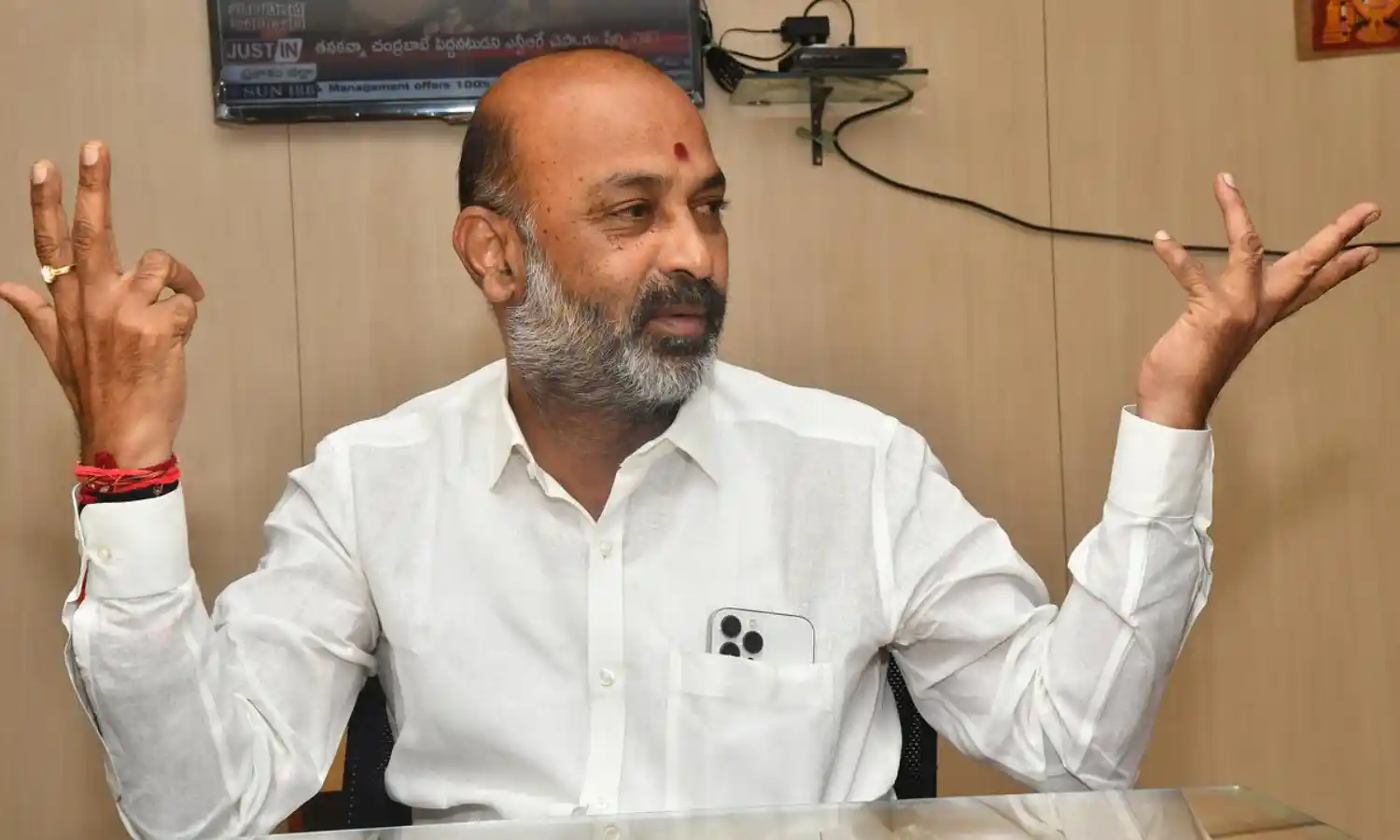 పొంగులేటి వద్దకు ఈటల వెళ్లడం నాకు తెలియదు.. బండి కీలక వ్యాఖ్యలు పొంగులేటి వద్దకు ఈటల వెళ్లడం నాకు తెలియదు.. బండి కీలక వ్యాఖ్యలు