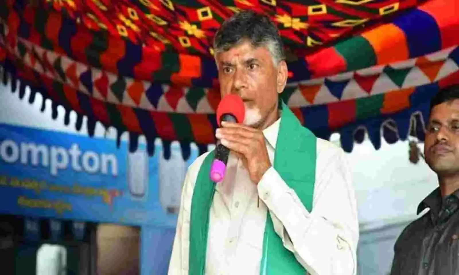 AP : రైతులకు ధైర్యం చెప్పిన చంద్రబాబు AP : రైతులకు ధైర్యం చెప్పిన చంద్రబాబు