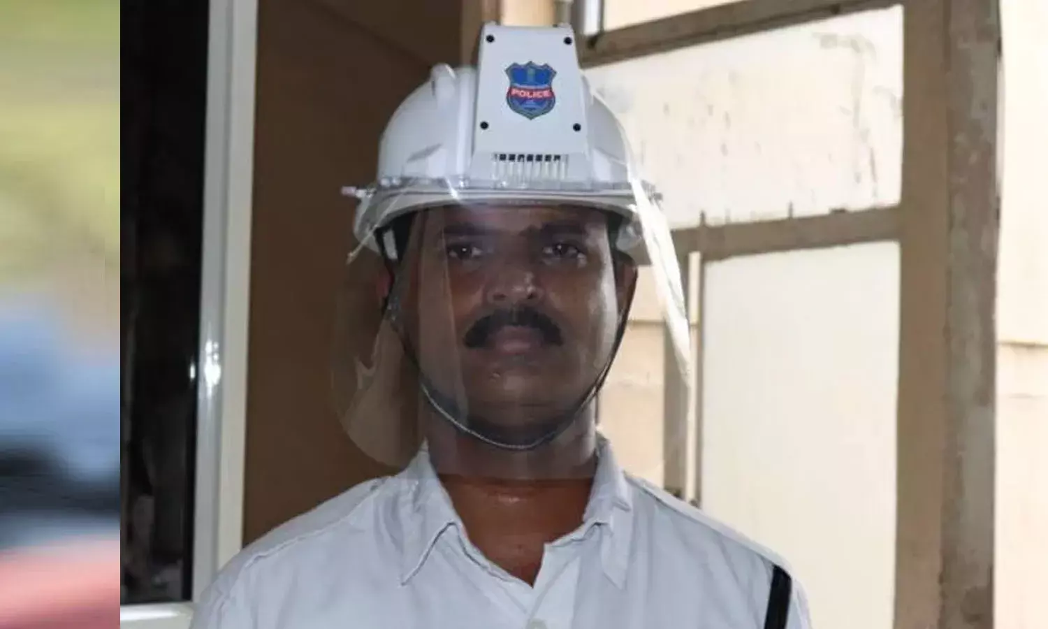హెల్మెట్లో ఏసీ.. కూల్గా డ్యూటీ హెల్మెట్లో ఏసీ.. కూల్గా డ్యూటీ