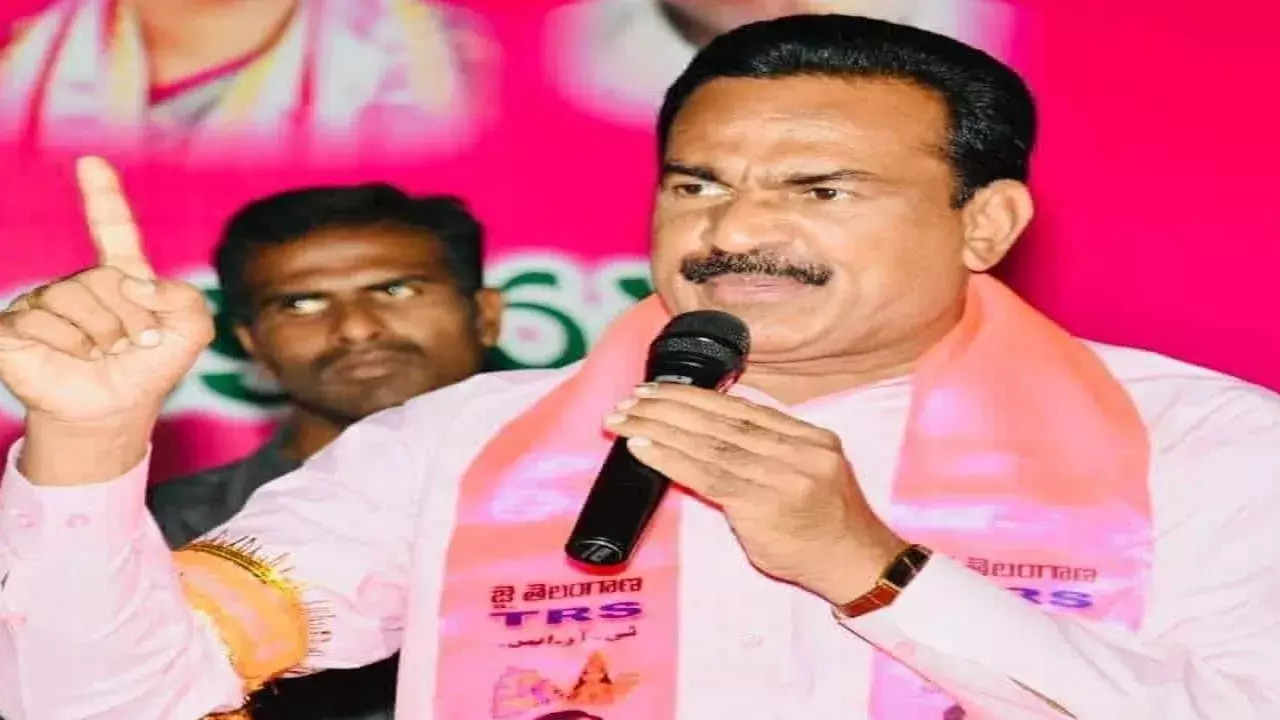 TS : రైస్మిల్ సిబ్బందిపై చేయి చేసుకున్న ఎమ్మెల్యే గంప గోవర్ధన్ TS : రైస్మిల్ సిబ్బందిపై చేయి చేసుకున్న ఎమ్మెల్యే గంప గోవర్ధన్