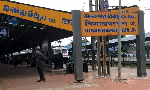 AP : ధాన్యం కొనలేదు.. కిలోమీటర్ల మేర నిలిచిపోయిన ట్రాక్టర్లు