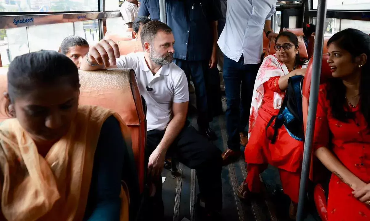 బెంగళూరు బస్సులో రాహుల్ బెంగళూరు బస్సులో రాహుల్