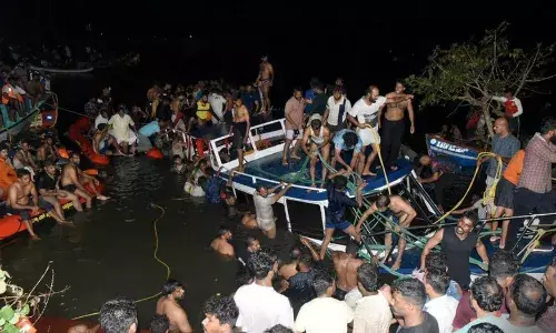 కేరళలో నీట మునిగిన హౌస్ బోట్