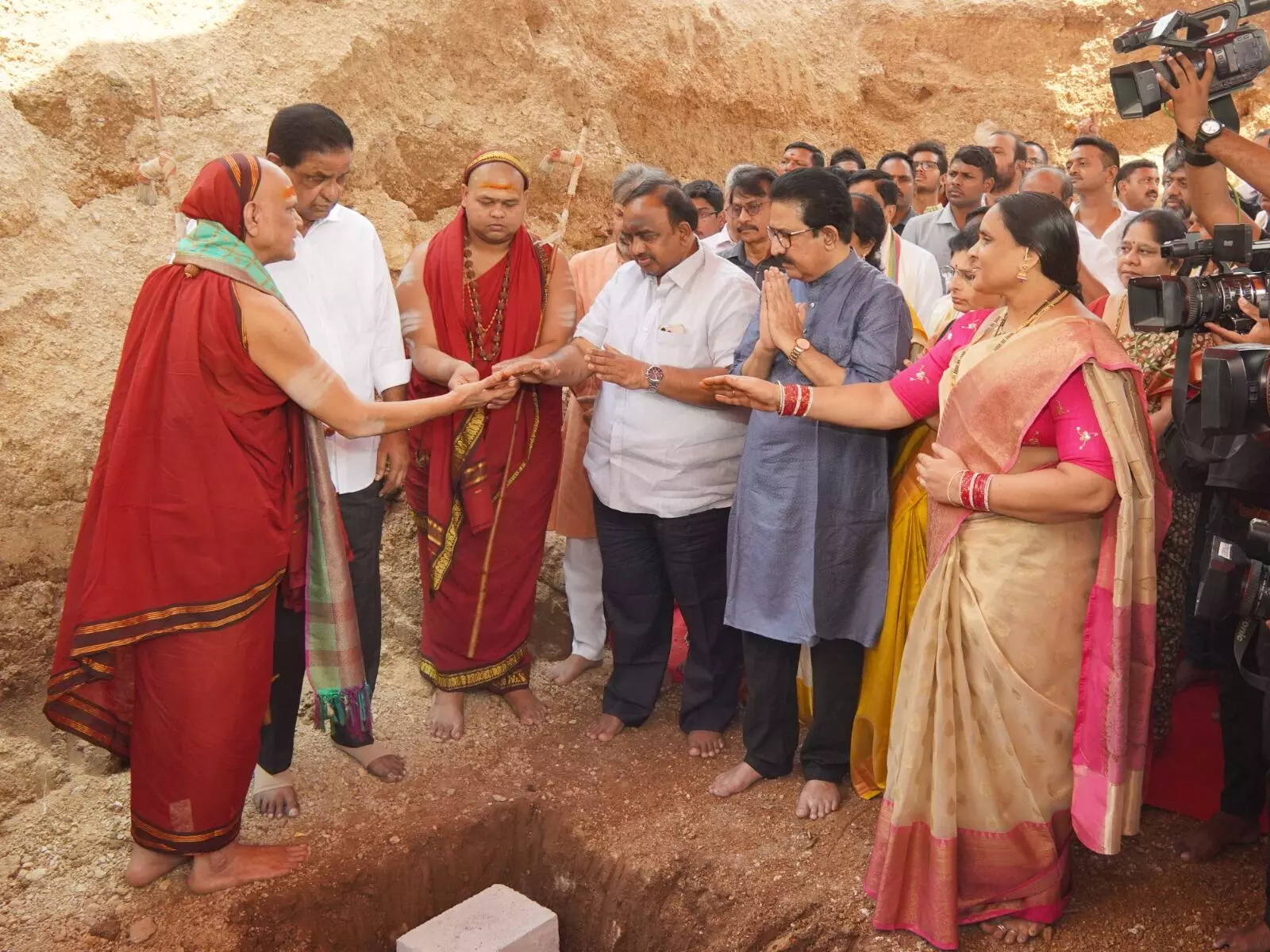 రాజశ్యామల అనుగ్రహంతోనే తెలంగాణ ప్రగతి: స్వరూపానందేంద్ర రాజశ్యామల అనుగ్రహంతోనే తెలంగాణ ప్రగతి: స్వరూపానందేంద్ర