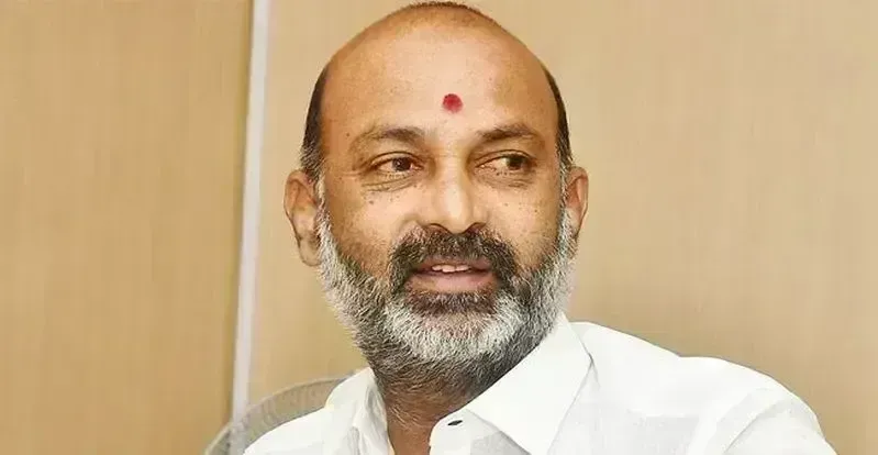 ఇచ్చిన మాట నిలబెట్టుకోమంటే..ఉద్యోగాల నుండి తొలగిస్తారా: బండి ఇచ్చిన మాట నిలబెట్టుకోమంటే..ఉద్యోగాల నుండి తొలగిస్తారా: బండి