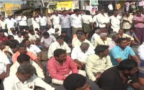 గొల్లపల్లి సూర్యారావు ఆధ్వర్యంలో రైతుల ఆందోళన గొల్లపల్లి సూర్యారావు ఆధ్వర్యంలో రైతుల ఆందోళన