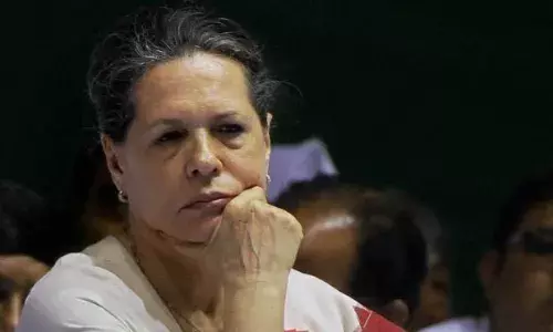 Karnataka Election: సోనియాగాంధీకి ఈసీ షాక్