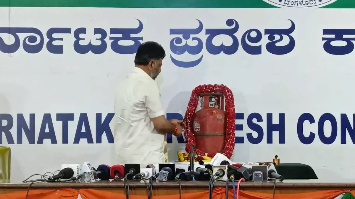 గ్యాస్ బండకు పూజలు చేసిన కర్ణాటక కాంగ్రెస్ అధ్యక్షుడు డీకే శివకుమార్ గ్యాస్ బండకు పూజలు చేసిన కర్ణాటక కాంగ్రెస్ అధ్యక్షుడు డీకే శివకుమార్