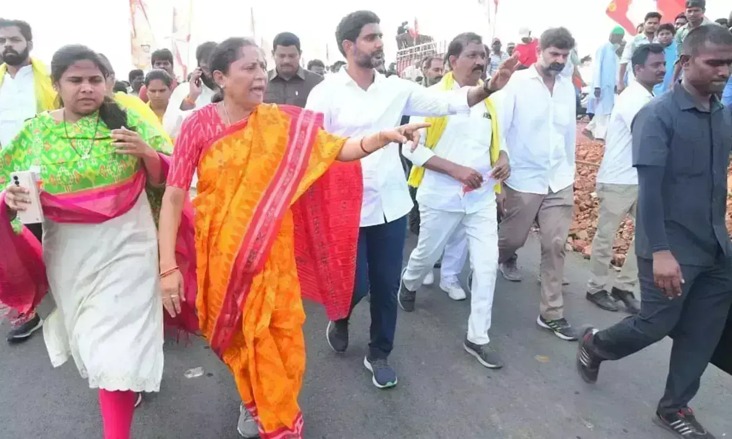 సీఎం జగన్‌కు స్టిక్కర్లపై ఉన్న శ్రద్ధ నీళ్లివ్వడంపై లేదు: లోకేష్‌