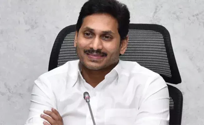 సీఎం కావలి పర్యటన నేపథ్యంలో వైసీపీ శ్రేణులు, అధికారులు హడావుడి సీఎం కావలి పర్యటన నేపథ్యంలో వైసీపీ శ్రేణులు, అధికారులు హడావుడి