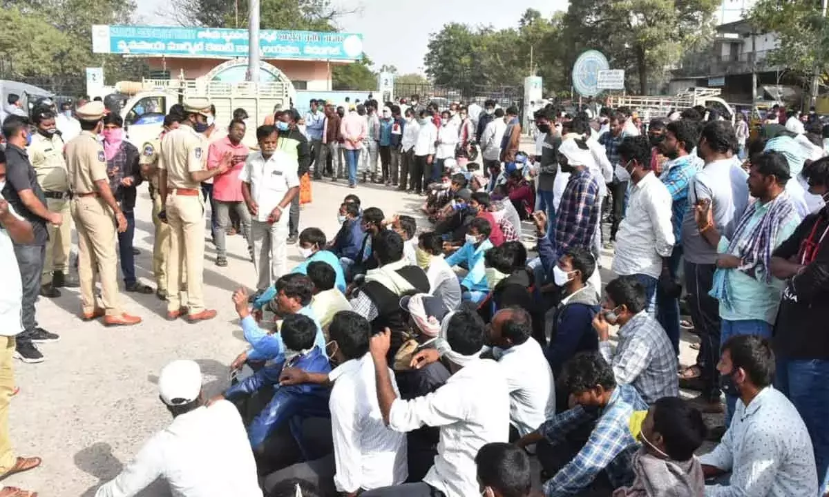 కేసీఆర్ మాటను లెక్కచేయని మిల్లర్లు... రైతుల ఆందోళన కేసీఆర్ మాటను లెక్కచేయని మిల్లర్లు... రైతుల ఆందోళన