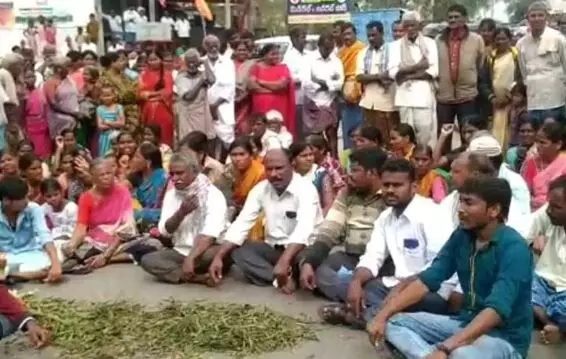 TS : మిల్లర్లు దోచుకుతింటున్నారంటూ వరంగల్ రైతుల నిరసన TS : మిల్లర్లు దోచుకుతింటున్నారంటూ వరంగల్ రైతుల నిరసన
