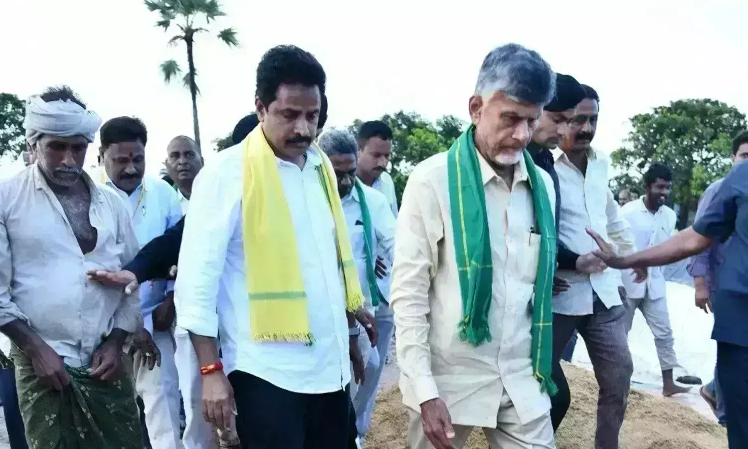 వైసీపీ గుండెల్లో వనుకు పుట్టిస్తున్న బాబు తణుకు పర్యటన వైసీపీ గుండెల్లో వనుకు పుట్టిస్తున్న బాబు తణుకు పర్యటన