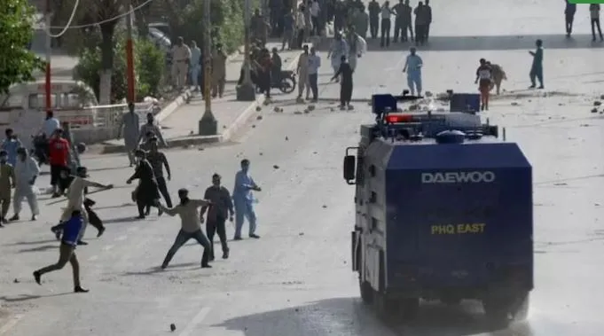 Imran Khan arrest: పాక్ లోని శ్రీనగర్ హైవేపై రాళ్ల దాడి, 30మంది అరెస్ట్ Imran Khan arrest: పాక్ లోని శ్రీనగర్ హైవేపై రాళ్ల దాడి, 30మంది అరెస్ట్