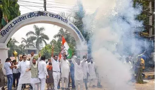 Karnataka: కర్ణాటకలో క్యాంపు రాజకీయాలు.. రంగంలోకి 15 హెలికాప్టర్లు Karnataka: కర్ణాటకలో క్యాంపు రాజకీయాలు.. రంగంలోకి 15 హెలికాప్టర్లు
