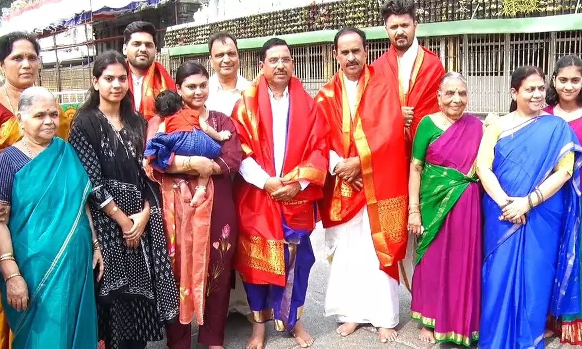 కర్ణాటక ఫలితాల నడుమ కేంద్ర మంత్రి శ్రీవారి దర్శనం కర్ణాటక ఫలితాల నడుమ కేంద్ర మంత్రి శ్రీవారి దర్శనం