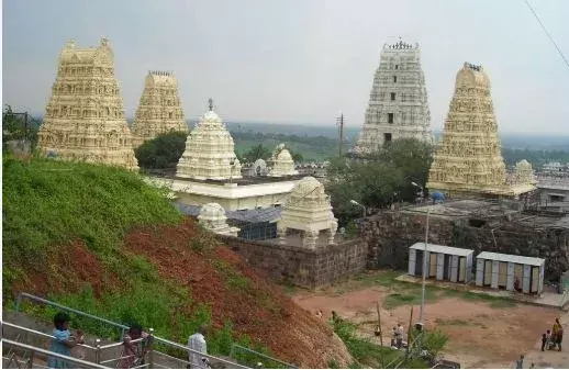 ద్వారకా తిరుమలపై.. బస్సు క్లీనర్ల వీరంగం ద్వారకా తిరుమలపై.. బస్సు క్లీనర్ల వీరంగం