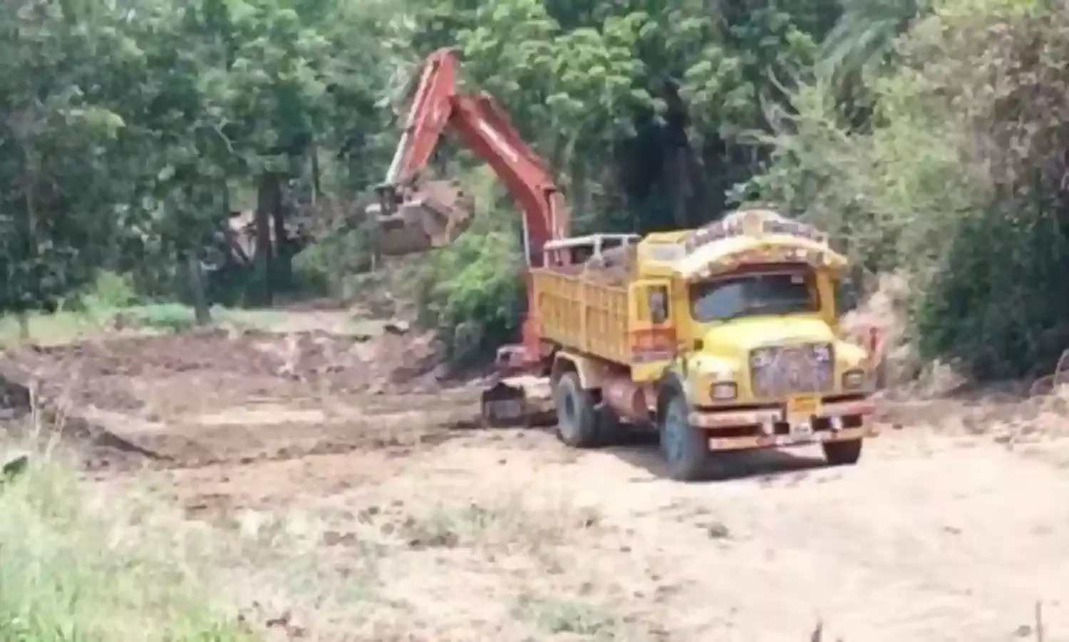 గుడివాడలో మట్టి దందా గుడివాడలో మట్టి దందా