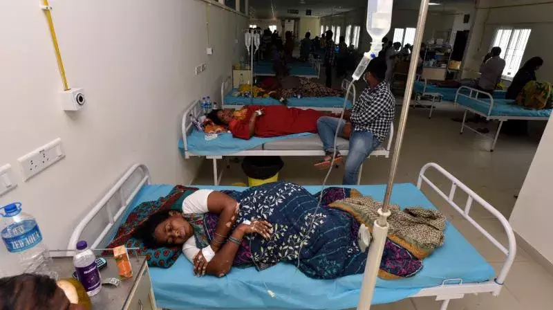బాపట్ల ప్రభుత్వ ఆసుపత్రిలో దారుణం.. కరెంటు లేక గర్భిణుల అష్టకష్టాలు బాపట్ల ప్రభుత్వ ఆసుపత్రిలో దారుణం.. కరెంటు లేక గర్భిణుల అష్టకష్టాలు