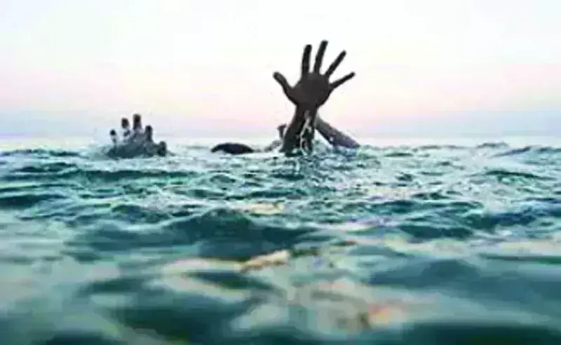 తాతను కాపాడబోయి ఇద్దరు మనవళ్లు మృతి తాతను కాపాడబోయి ఇద్దరు మనవళ్లు మృతి